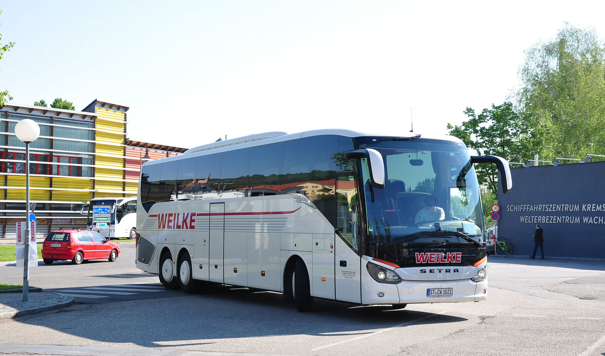 Setra 516 HD von Weilke Reisen aus der BRD in Krems gesehen.