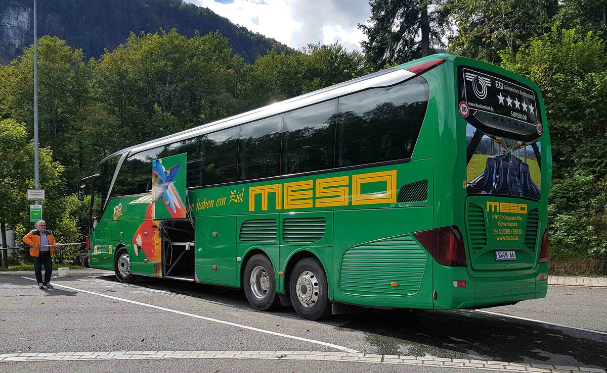 Setra 516 HDH vom Reisebusunternehmen MESO steht im September 2022 am Königssee.
Grüße an den sehr netten Fahrer!!!