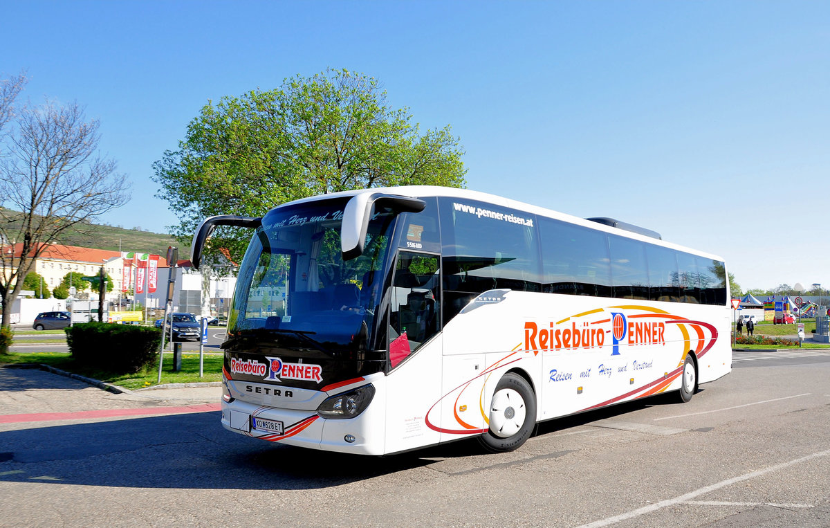 Setra 516 MD vom Reisebro Penner aus Niedersterreich in Krems gesehen.