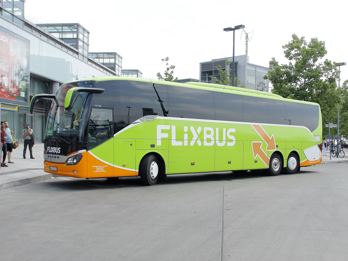 Setra 517 des Reiseservice Horst Strobl aus Amberg am 17. Juni 2018 am Bahnhof Berlin Sdkreuz.