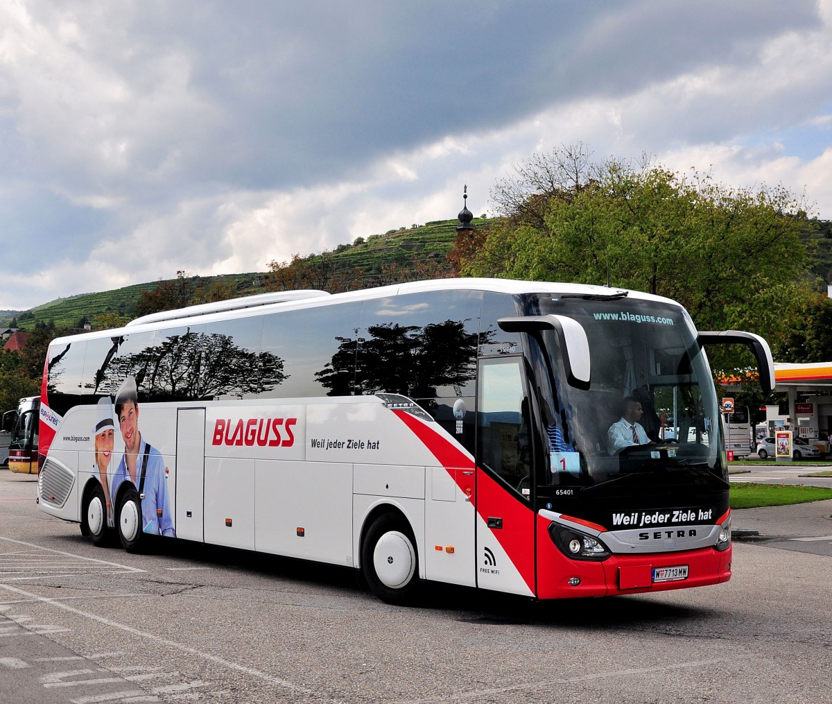 Setra 517 HD von Blaguss Reisen aus Wien am 21.August 2014 in Krems gesehen.