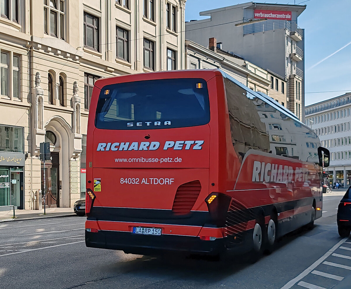 Setra 517 HD des Busunternehmens Richard Petz rangiert im Mai 2024 in Hamburg HBF