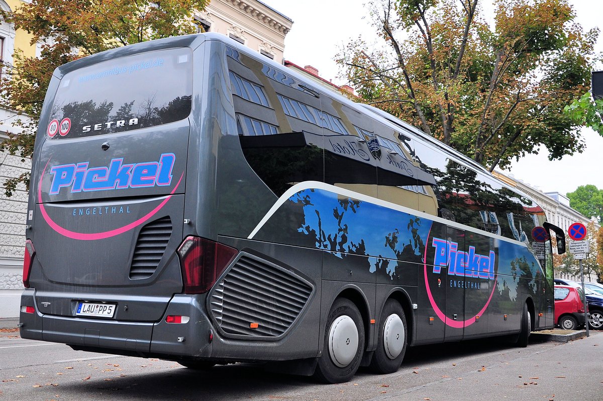 Setra 517 HD von Pickel Reisen aus der BRD in Krems.