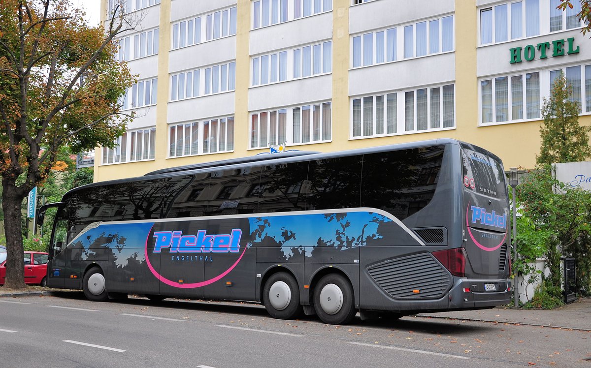 Setra 517 HD von Pickel Reisen aus der BRD in Krems.