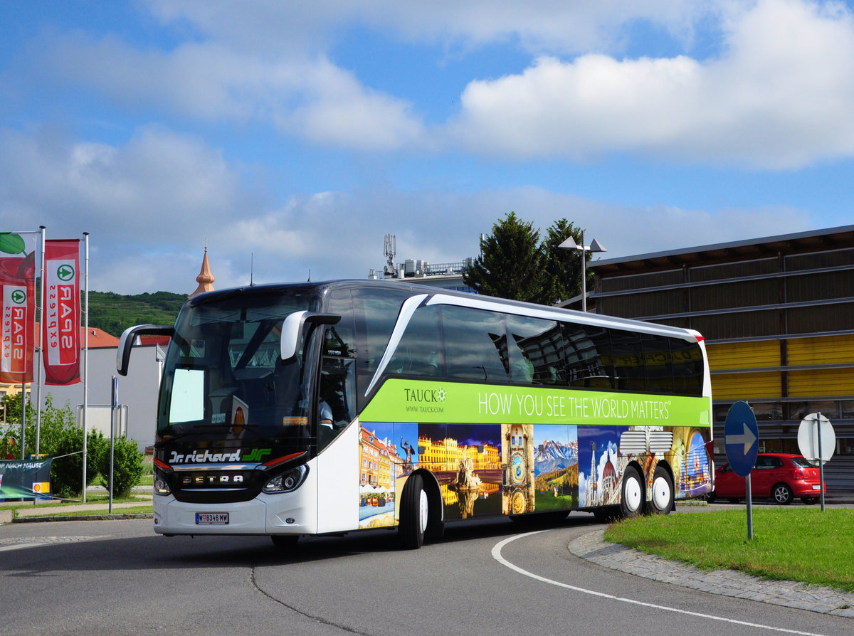 Setra 517 HDH von Dr. Richard Reisen aus Wien in Krems gesehen.