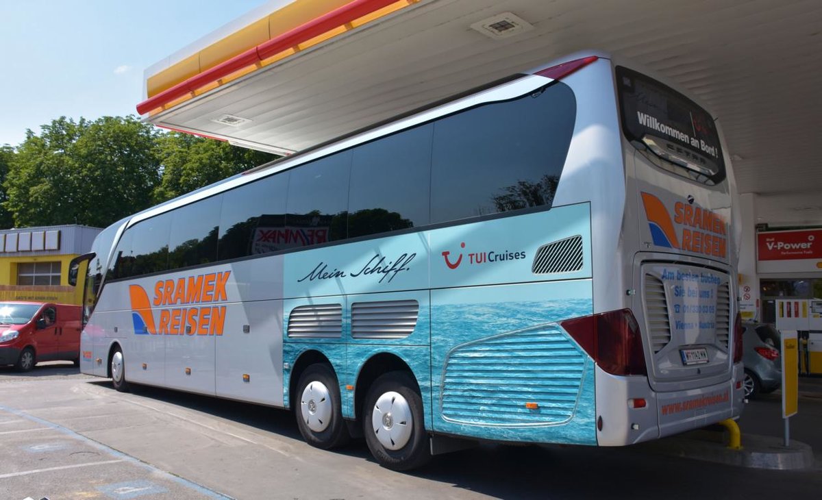 Setra 517 HDH von Sramek Reisen aus Wien 06/2017 in Krems.