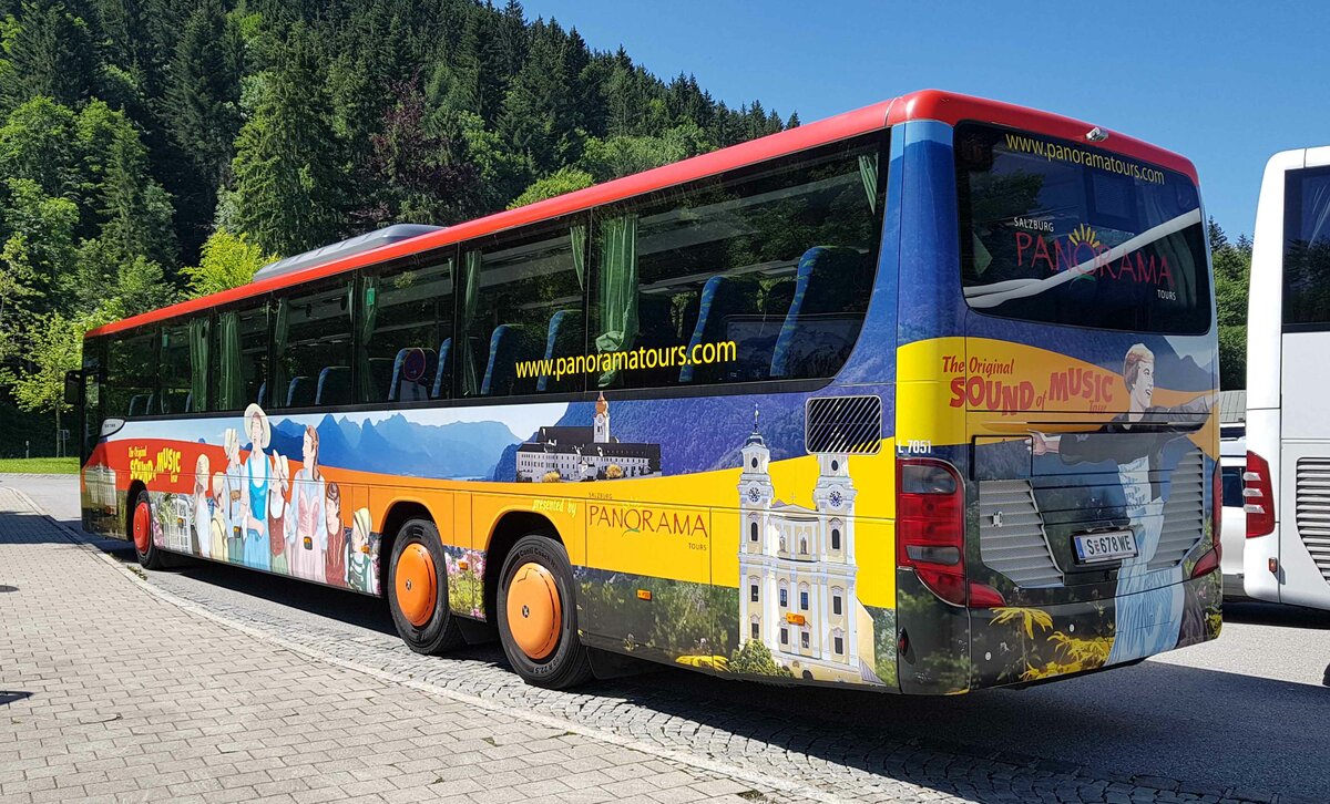 Setra von PANORAMATOURS steht im Juni 2022 am Obersalzberg