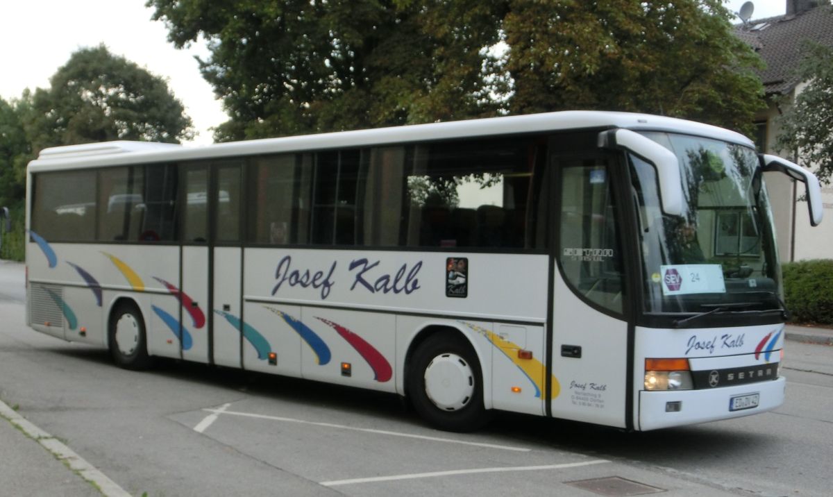 Setra S 315 UL-GT von Josef Kalb aus Norlaching bei Dorfen. Zwar handelt es sich noch um ein Vorfacelift-Exemplar, jedoch schon um eines mit Euro-3-Motor. Der Bus ist Jahrgang 2001/2002 und inzwischen leider schon verkauft.
Zur Ausstattung gehören 51+2 Schlafsessel vom Modell 'Top' mit Lederkopfteil (mit kippbarer Sitzbank am Mitteleinstieg), montiert auf den 330 mm hohen Podesten, ein erhöhter Mittelgang (Innenboden auf dem Niveau der H/GT-Modelle), eine TV-Anlage mit zwei Monitoren sowie Rückfahrwarnsensoren. Der Antriebsstrang setzt sich aus einem Reihensechszylinder Typ MB OM 457 hLA mit 260 kW (354 PS) und einem Sechsgang-Schaltgetriebe Typ MB GO 190-6 zusammen.
Diese Aufnahme konnte ich am 28. 8. 2013 am Bahnhof in Dorfen anfertigen, als der Setra auf einem Schienenersatzverkehr auf dem Abschnitt Mühldorf - Dorfen der Bahnstrecke Mühldorf - München eingesetzt wurde.