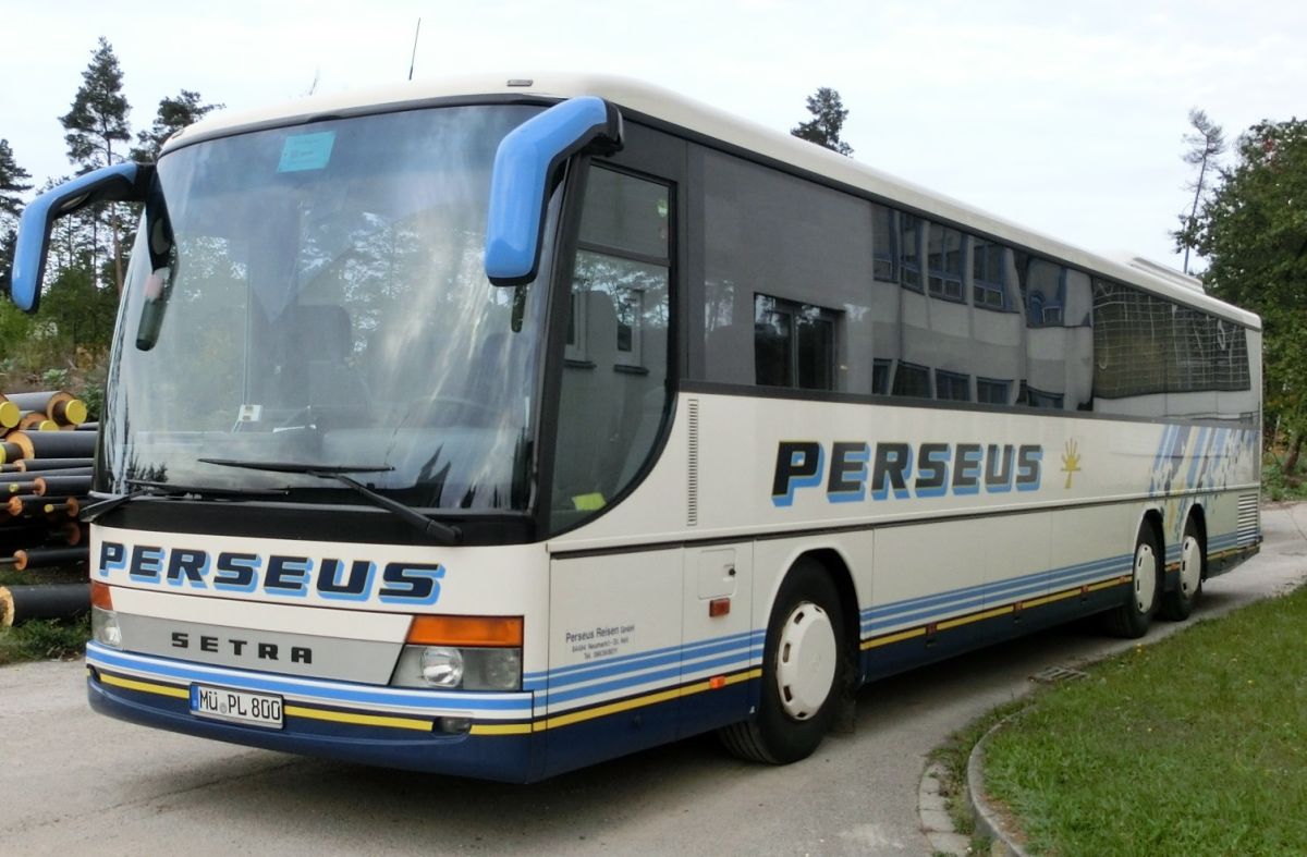 Setra S 317 UL-GT (Baujahr 2003) von Perseus-Reisen aus Neumarkt-St. Veit. 57 Schlafsitze vom Modell Setra Top (mit kippbarer Sitzbank an der Mitteltür; 2 Reiseleitersitze möglich), angebracht auf den 230 mm hohen Podesten, sind in diesem 13,85 m langen Dreiachser verbaut. Auch ein Rollstuhllift am Mitteleinstieg gehört zur Ausstattung. Der Antrieb erfolgt durch den Reihensechszylinder MB OM 457 hLA mit 300 kW (408 PS) (Leistung mittels Chiptuning gesteigert - ca. 450 PS) und das Sechsgang-Schaltgetriebe MB GO 210-6.
Anfang 2015 verabschiedete Perseus den ca. 11-jährigen Bus. Als Ersatz wurde ein neuer Setra S 417 UL-SF beschafft.
Am 29. 9. 2013 konnte ich ihn auf Perseus' Abstellplatz in Waldkraiburg aufnehmen.