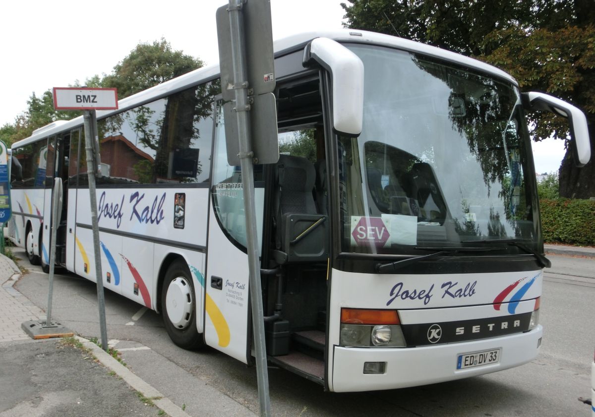 Setra S 319 UL-GT von Josef Kalb aus Norlaching bei Dorfen. Das Fahrzeug ist vom Baujahr 2000; in ihm verbaut sind 71+2 Schlafsitze vom Modell 'Top' mit Lederkopfteil (mit kippbarer Sitzbank am Mitteleinstieg), eine TV-Anlage mit zwei Monitoren sowie Rckfahrwarnsensoren. Motorisiert ist der XXL-Setra mit einem Reihensechszylinder Typ MB OM 447 hLA mit 257 kW (350 PS), die Kraftbertragung erfolgt durch ein Sechsgang-Schaltgetriebe.
Im August 2014 trennte sich die Fa. Kalb von diesem Bus.
Festhalten konnte ich ihn am 2. 9. 2013 am Bahnhof in Dorfen bei einem den Abschnitt Mhldorf - Dorfen betreffenden Schienenersatzverkehr an der Bahnstrecke Mhldorf - Mnchen.