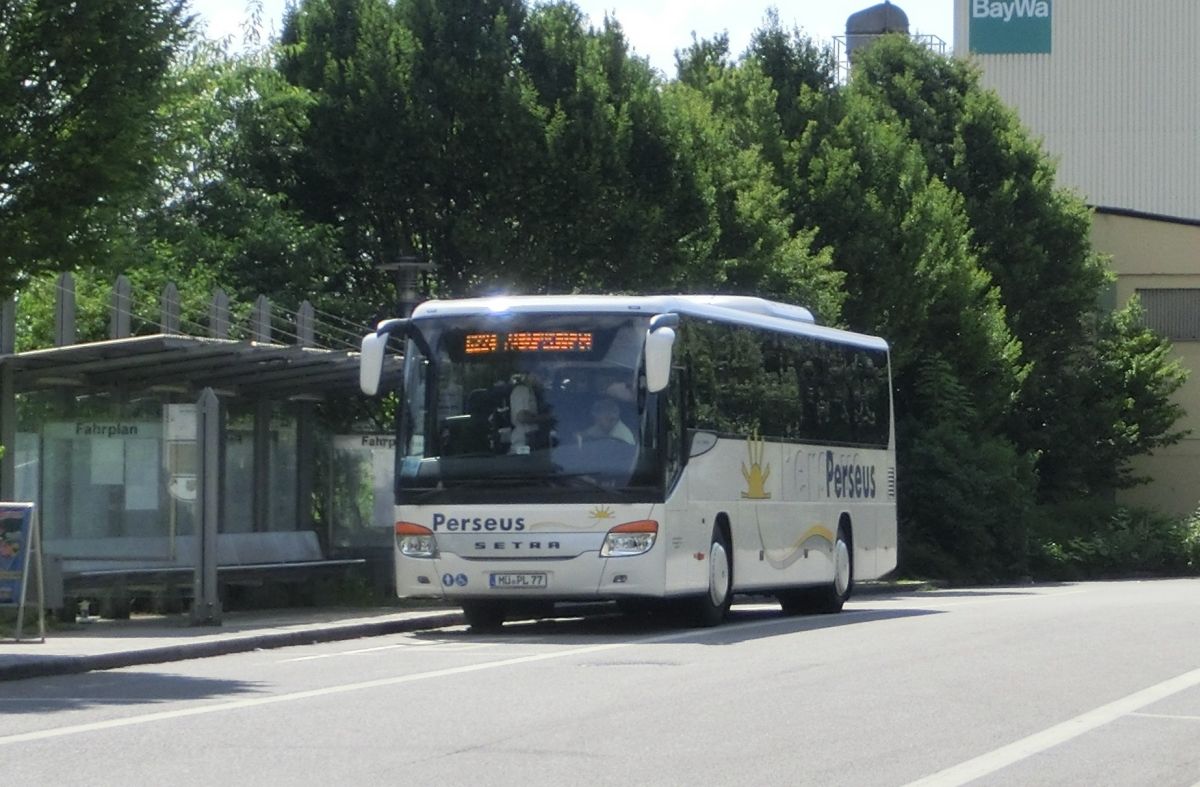 Setra S 415 UL-SF von Perseus-Reisen aus Neumarkt-St. Veit. Der 2011 gebaute Kombibus hat 49 Schlafsitze Modell 'Route' (kippbare Sitzbank am Mitteleinstieg, zustzl. 2 Reiseleitersitze mglich), die auf erhhten Podesten montiert sind, eine Gorba-Matrixanlage vorne, rechts (je gro) und hinten (Liniennr.) und einen Rollstuhllift am Mitteleinstieg. Angetrieben wird er von einem Reihensechszylinder Typ MB OM 457 hLA (BlueTecEEV) mit 260 kW (354 PS) und dem Sechsgang-Schaltgetriebe MB GO 190-6.
Hier wurde er am 16. 7. 2014 am Ampfinger Busbahnhof abgelichtet.