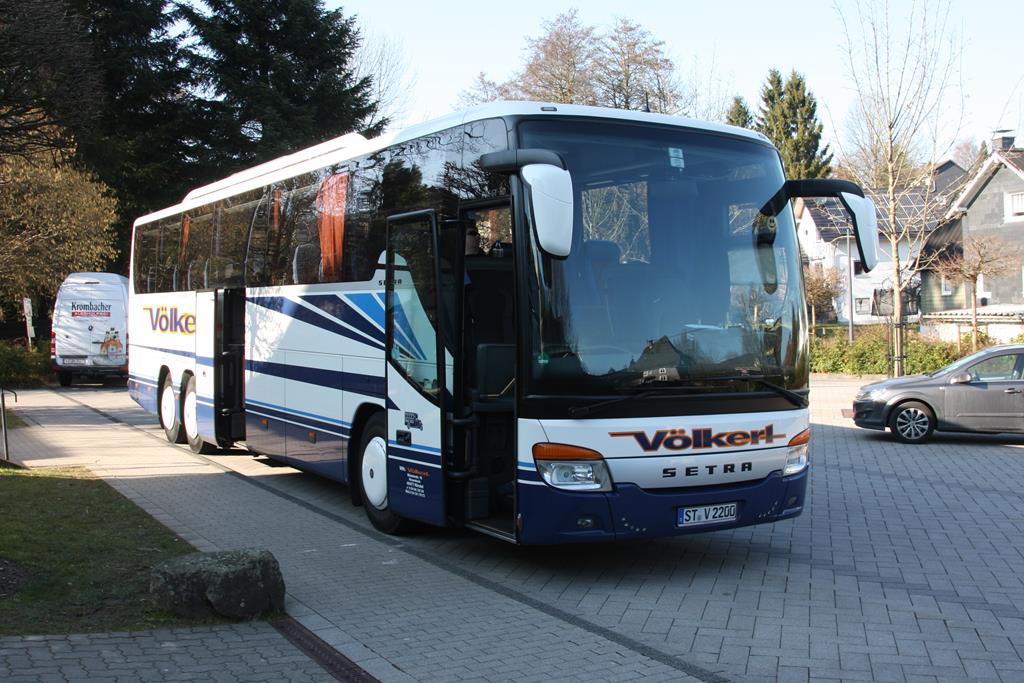 Setra S 416 GT - HD der Firma Vlkert Reisen aus Hrstel - Riesenbeck am 17.3.2016 in Krombach.