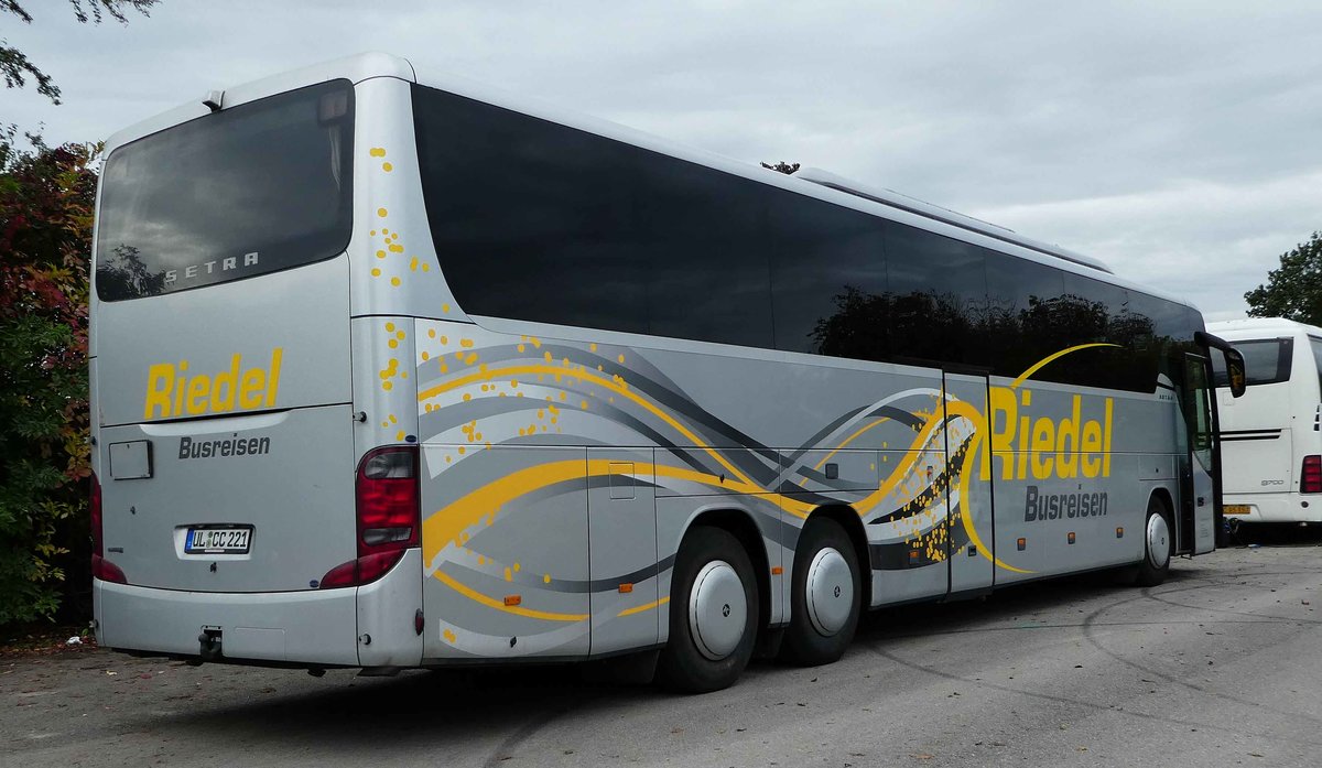 Setra S 417 von RIEDEL-Busreisen steht auf dem Busparkplatz der Veterama 2017 in Mannheim, Oktober 2017