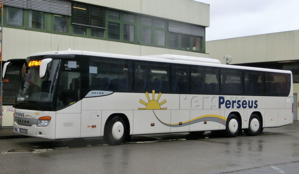 Setra S 417 UL-SF (Baujahr 2014) von Perseus-Reisen aus Neumarkt-St. Veit. Die Ausstattung des seit Anfang 2015 im Einsatz stehenden Dreiachsers besteht u. a. aus 57 Schlafsesseln Modell 'Route' (zusätzl. 2 Reiseleitersitze möglich), die auf erhöhten Podesten montiert sind, einem Boden in dunkler Holzoptik, einer Gorba-Matrix vorne, rechts (je groß) und hinten (Liniennr.) und einem Rollstuhllift am Mitteleinstieg. Angetrieben wird er von einem Reihensechszylinder Typ MB OM 470 LA (BlueTec6) mit 290 kW (394 PS) und dem Sechsgang-Schaltgetriebe MB GO 210-6.
Am 2. 4. 2015 konnte ich ihn vor dem Mühldorfer Bahnhof aufnehmen, als er auf einem Schienenersatzverkehr in Richtung Ampfing (Bahnstrecke Mühldorf - München) im Einsatz war.