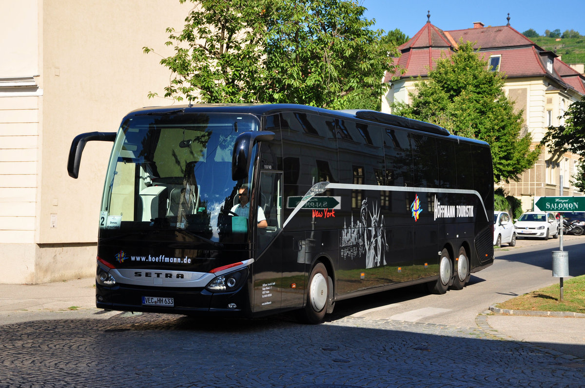 Setra S 517 HD  New York  von Hffmann Reisen aus der BRD in Krems gesehen.