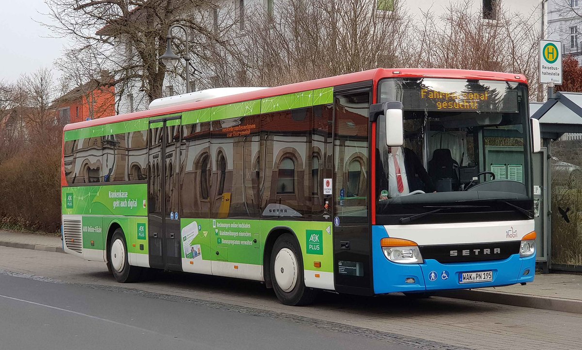 Setra von Wartburgmobil steht im Mrz 2021 am Bahnhof in Hnfeld