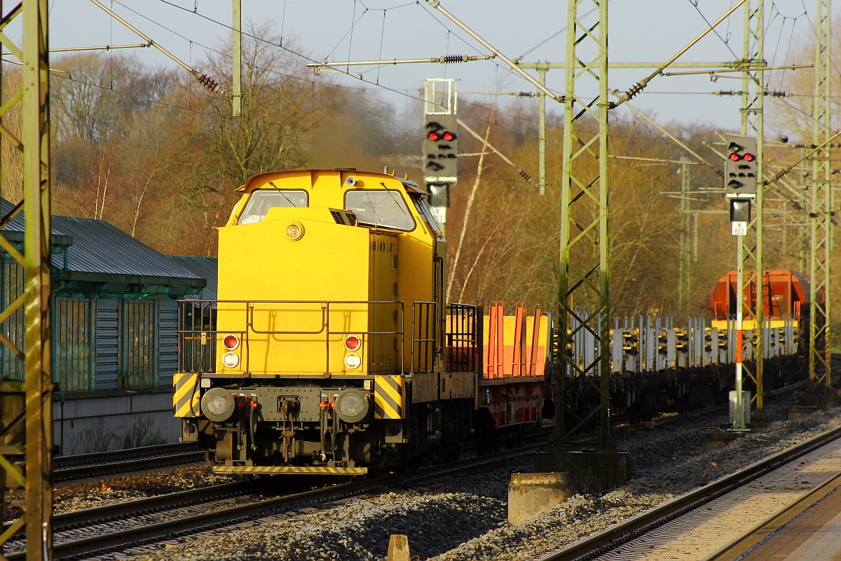 SGL V150.02 oder 1293 508-8 dieselt hier mit einem Bauzug durch Schleswig. 30.11.2015