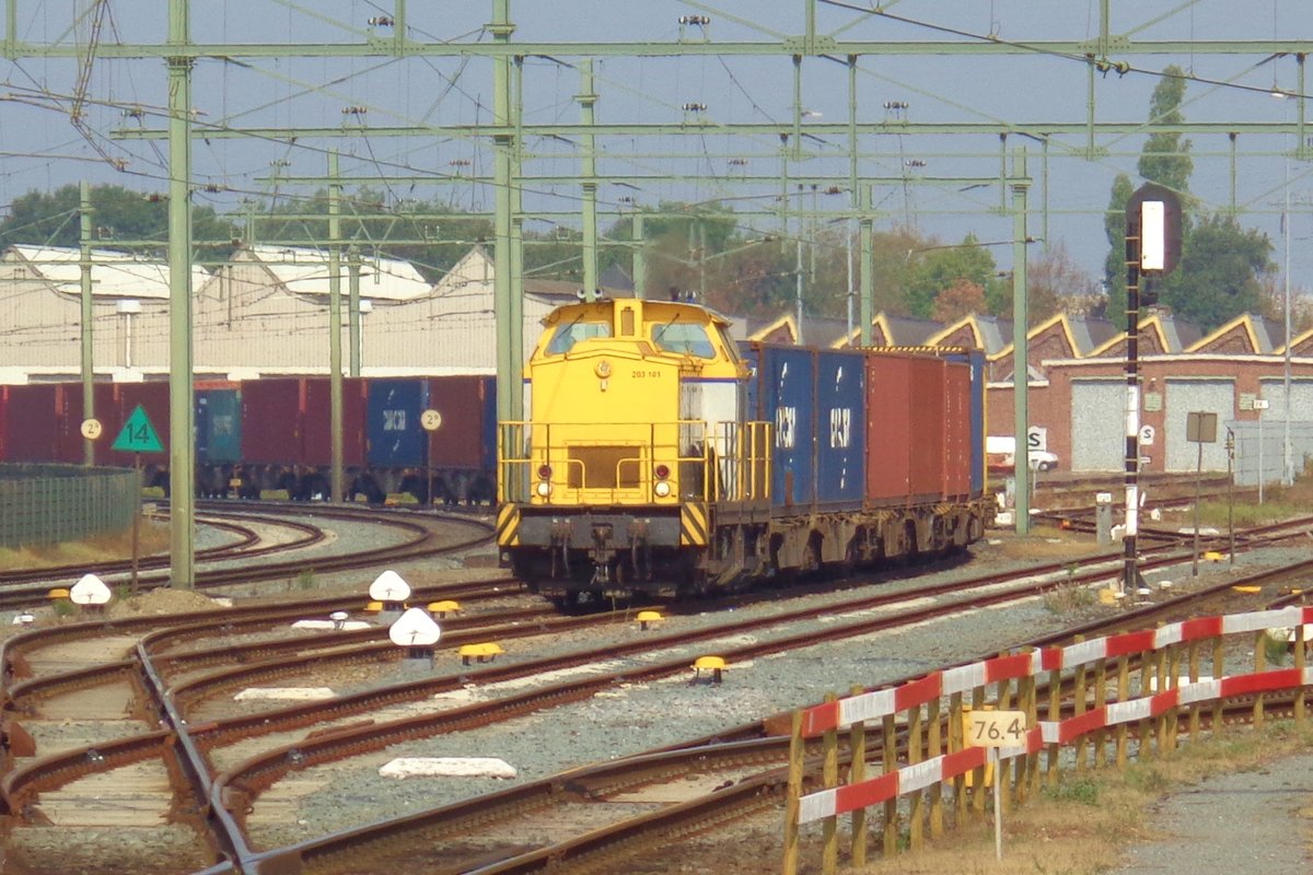 Shunter Tractie 203-101 rangiert mit ein KLV in Blerick am 22 Augustus 2018. 