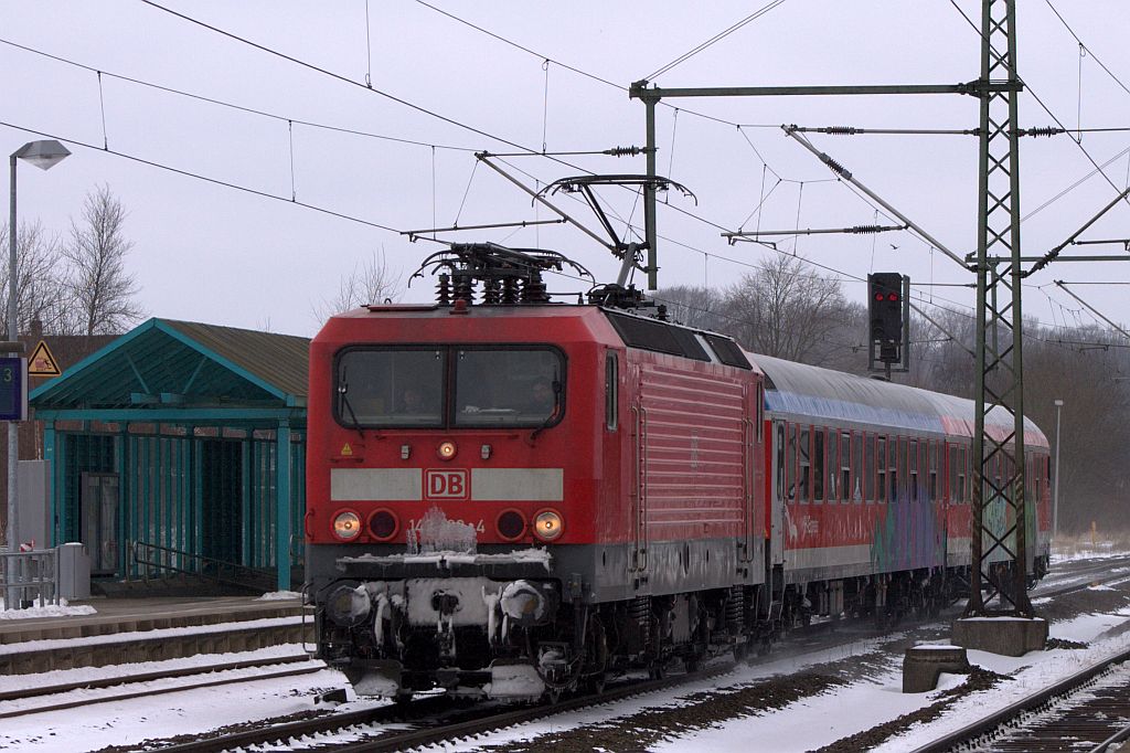 Sie kam unerwartet aus Flensburg, die 143 163-4 als Schad R 70235 mit den beiden in der letzten Woche durch einen Brandschaden beschädigten Wagen. Schleswig 19.03.2013