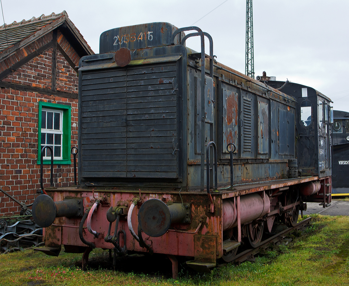 
Sie könnte eine Auffrischung vertragen....

Die ex DB 236 411-5, ex DB V 36 411, abgestellt am 28.04.2013 im Eisenbahnmuseum Darmstadt-Kranichstein. 

Die V 36.4  wurde 1950 bei MaK in Kiel unter der Fabriknummer 360020 gebaut und als V46 411 an die DB geliefert, 1968 Umzeichnung in DB 236 411-5, die Ausmusterung  erfolgte 1979. Zum Museum kam sie dann 1982.

Als modifizierten Nachbau der Wehrmachtsdiesellokomotive WR 360 C 14 (V 36) lieferte die Maschinenbau AG Kiel, in Kiel-Friedrichsort (MaK) im Jahre 1950 die Diesellokomotiven V 36 401 bis V 36 418 an die Deutsche Bundesbahn. Gegenüber ihren Vorgängerinnen aus der Vorkriegszeit verfügten sie über ein verbessertes Strömungsgetriebe (Typ L 37) sowie über größere Kraftstoff- und Luftvorratsbehälter. Letztere erforderten eine Verlängerung des Achsstandes um 450 mm auf 4.400 mm und eine etwas größere Länge über Puffer (40mm) von 9.240 mm. 

In diesen Lokomotiven befinden sich jeweils ein 6 Zylinder-
Dieselmotor vom Typ RHS 335 mit einer Leistung von 360 PS
bei einer Drehzahl von 600 U/min. Er wurde von den Motorenwerken Mannheim (MWM) hergestellt.
Das Flüssigkeitsgetriebe vom Typ L37 mit einem Drehmomentwandler und zwei Kupplungen stammt von der
Firma Voith in Heidenheim.

Die Kraftübertragung vom Dieselmotor zu den Rädern erfolgte über ein hydraulische Getriebe, eine Blindwelle und Treibstangen. 


Technische Daten:
Spurweite: 1.435 mm
Achsfolge / Bauart : C - dh
Treibraddurchmesser : 1.100 mm
Länge über Puffer : 9.240 mm
Achsabstände:  1.350 mm / 3.050mm
Gesamtachsstand : 4.400 mm
Höchstgeschwindigkeit: 55 km/h (Streckengang). 27,5 km/h (Rangiergang)
Dienstgewicht : 42 t
Dieselmotorleistung: 360 PS (265 kW)
Motor:  6-Zylinder-Diesel -Reihenmotor mit 98 l Hubraum
Motorgewicht: 6,45 t
Kraftstoffvorrat : 700 Liter
Kraftübertragung : hydraulisch
Hersteller der Lokomotiven : MAK , Kiel
Hersteller der Motoren : Motorenwerke Mannheim (Typ RHS 335)
Hersteller der Getriebe : Voith / Heidenheim  (Typ L37)
Baujahr : 1950