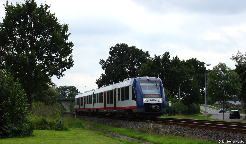 Sie machen ihre ersten Gehversuche in ihrer Heimat, die neuen Lint 54 der AKN. 622 154/654 war am trüben 4.9.15 in Henstedt-Ulzburg auf dem Rückweg nach Kaltenkirchen als er mir vor die Linse fuhr. Die Lint 54 werden ab Dezember die VT2E ersetzen, welche dann ausgemustert werden.