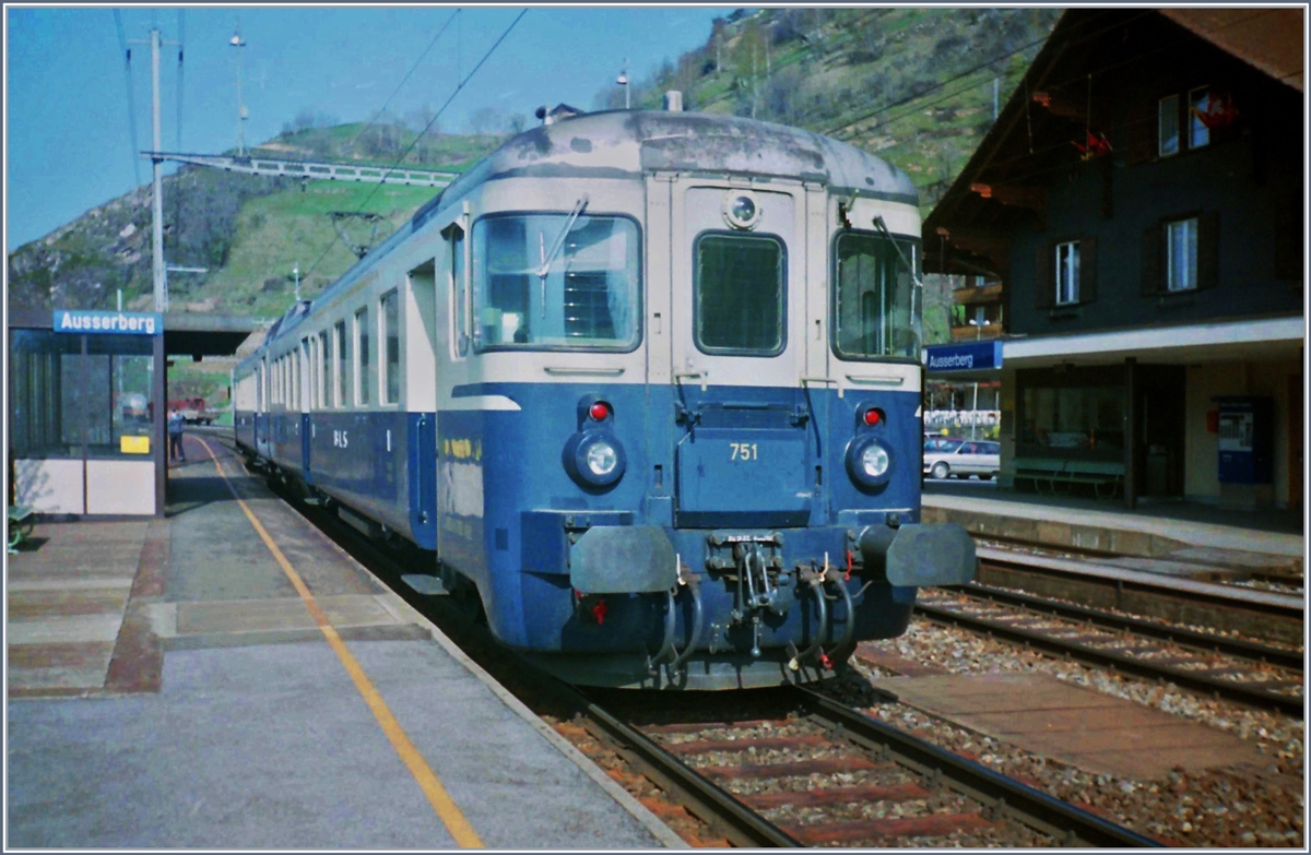 Sie prägen lange Jahre den Regionalverkehr auf der Lötschberg Südrampe: die BLS ABDe 4/8. Der BLS ABDe 4/8 751 (Zweite Serie) mit Bt in Ausserberg enstein im Oktober 1996.