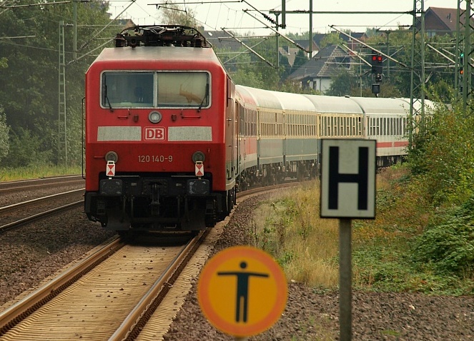 Sie schwächelte etwas die 120 140-9 somit wurde der IC 2417 Hanseat von 182 570 Richtung Hamburg gezogen. Schleswig 04.09.2011