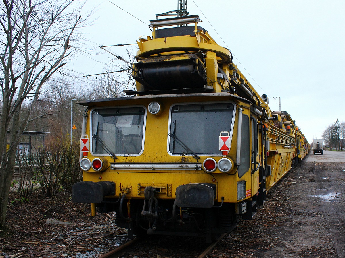 Sie ist so groß das man sie nur schwer ganz oder irgendwie angedeutet auf's Bild bekommt, die Planumsverbesserungsmaschine P&T RPM-RS 900 der Firma Schweerbau(97 19 35 502 18-9, EBA06K08A 002, Bj 2009, MaschinenNr.5070, Ges.gew. 658.000kg, LüP 160,04m) ein wahres Baumonster. Jübek 06.12.2015