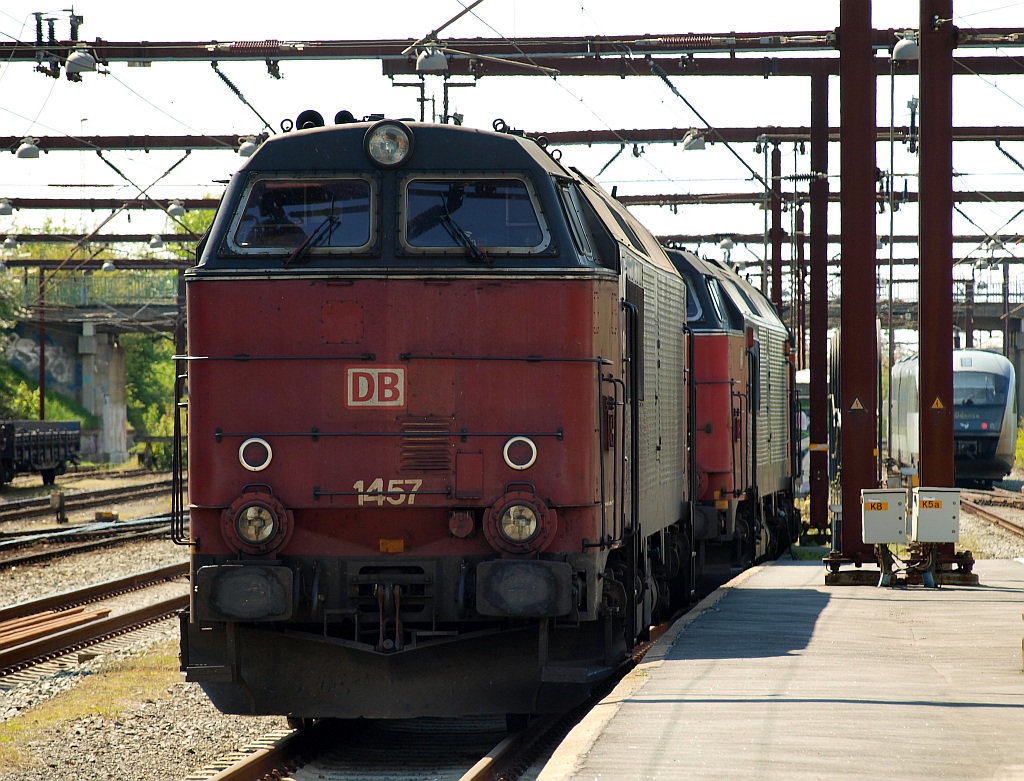 Sie war die erste Lok die unter der Herrschaft von DB Scandinavia leiden musste und den wenig zu dieser Lok passenden  DB-Keks  aufgedrückt bekam. Hier steht die Litra MZ 1457 abgestellt im Bhf von Fredericia. 01.05.2011