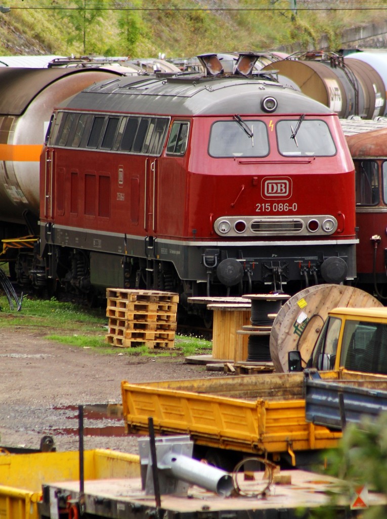 Sie war leider nur so gut fotografierbar...215 086-0/225 086-8 der EVG abgestellt in Linz/Rhein. 15.09.2013