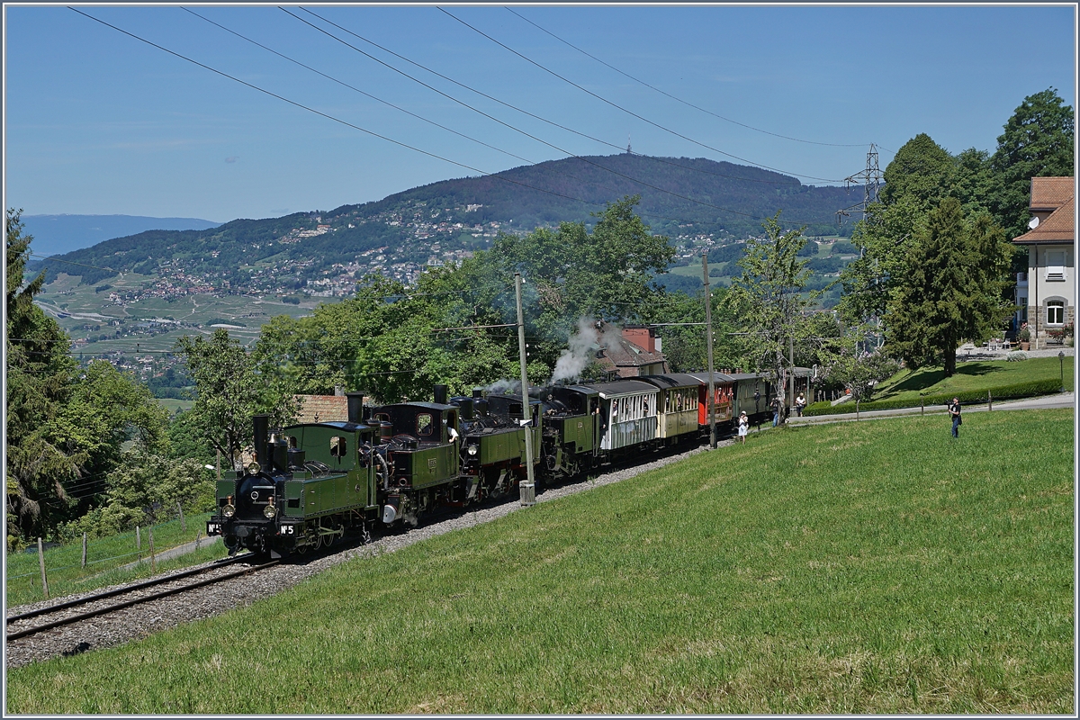 Sieben auf einen Streich: Gleich vier Loks bespannten den 11:40 Dampfzug ab Blonay, an der Spitze die LEB G 3/3 N° 5, anschliessende folgen die JS/BAM Ge 3/3 N° 6, die G 2x 2/2 105 und die HG 3/4 N° 3. Der Zug konnte bei Chaulin fotografiert werden.

8. Juni 2019