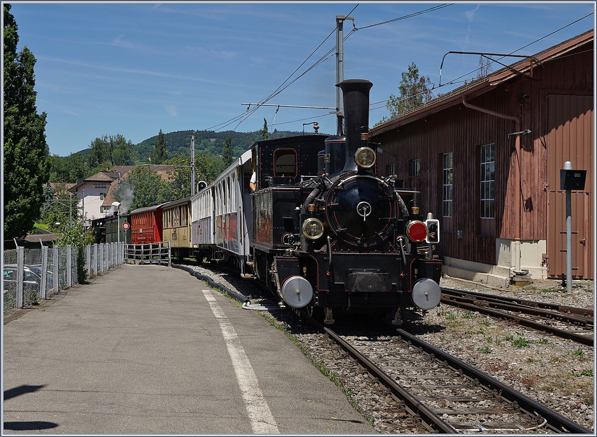 Sieben auf einen Streich: die JS/BAM G 3/3 N° 6 verlässt am Schluss des Extrazugs für die Reisenden der  141R568 - Fahrt  den Bahnhof von Blonay in Richtung Vevey.

8. Juni 2019