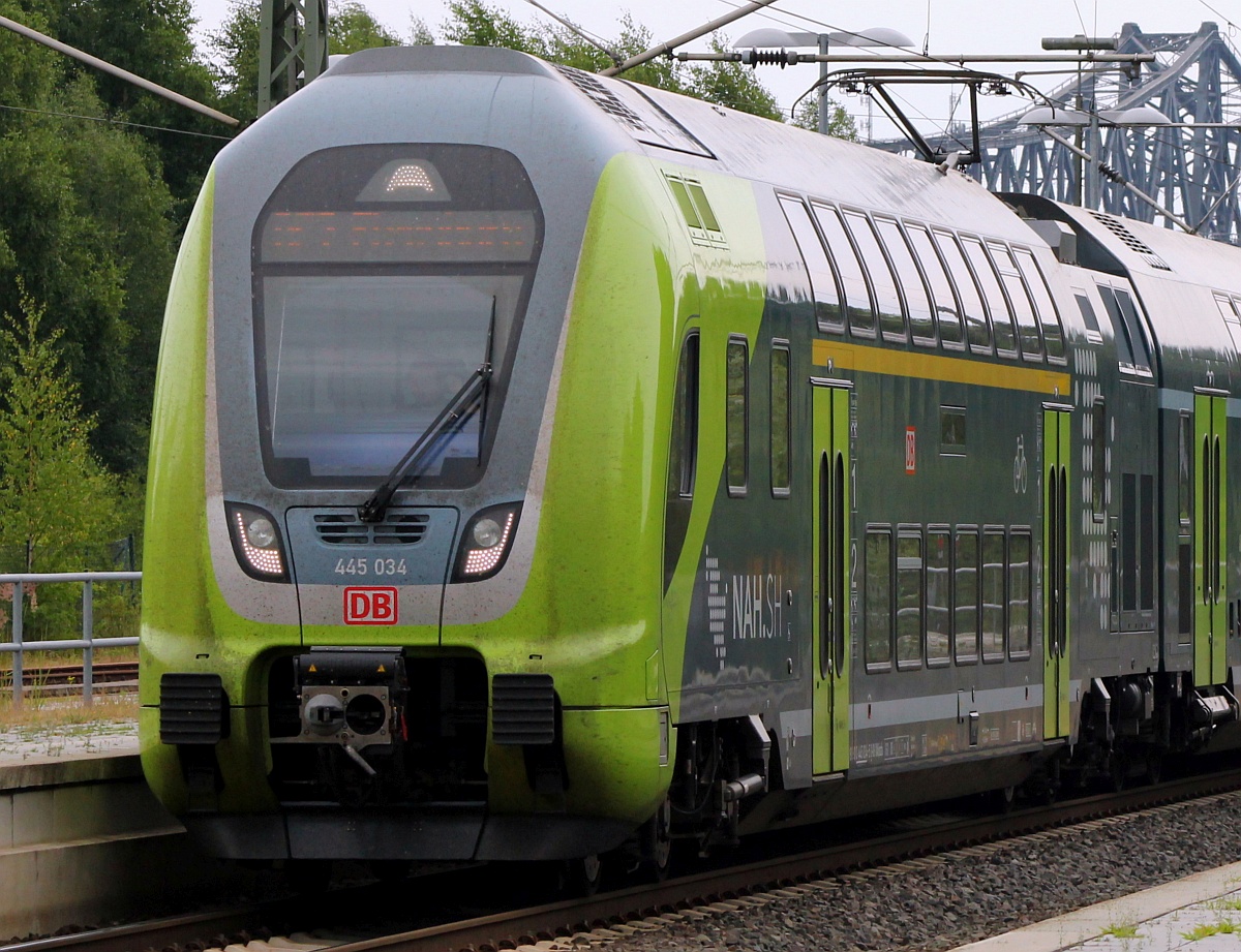 Sieht aus wie ein Steuerwagen ist aber als Lok weil baulich ohne Einschränkung für den Betrieb vom Rest des Zuges abtrennbar deklariert. Registriert ist dieser angetriebene Twindexx Vario Endwagen unter 91 80 0445 034-5 als Fahrzeuggattung ist DABpbzfa angeschrieben. Rendsburg 16.06.2018