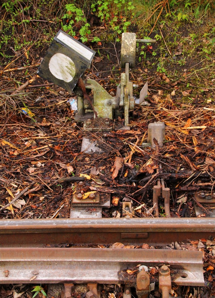 Sieht schon reichlich zerrupft aus die Weichenlaterne das Handstellgewicht(Bj 1970) und der Stellmechanismus der nicht mehr genutzten Weiche in der Ladestrasse in Jübek. 07.05.2014