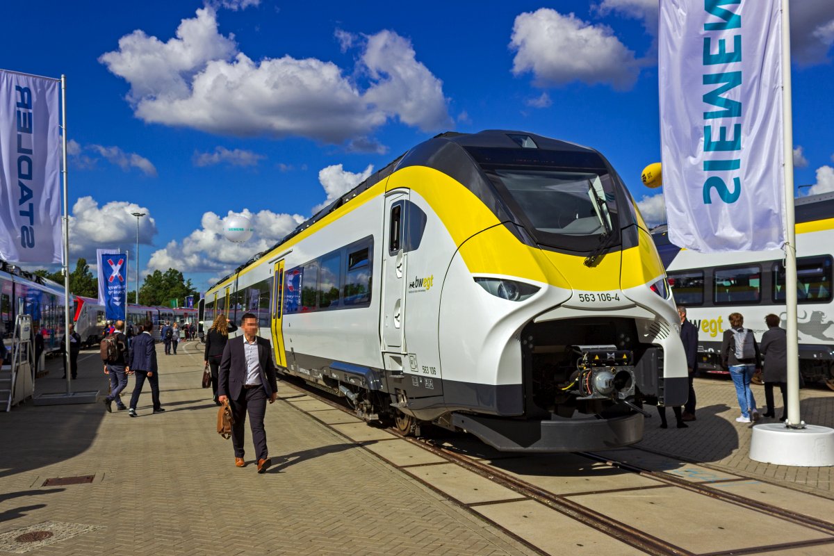 Siemens bietet seinen Nahverkehrstriebzug Mireo mit verschiedenen alternativen Antrieben an. Ein Exemplar der batterieelektrischen Variante, 94 80 0563 006/106, der fr die SWEG auf der Ortenau-S-Bahn zum Einsatz kommen soll, war auf der InnoTrans ausgestellt.