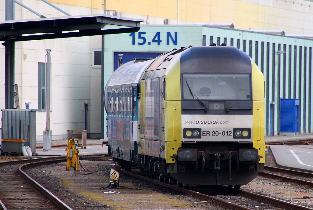 SiemensDispo/NOB 223 011-8/ER 20-011 steht zusammen mit einem HKX Wagen abgestellt im NOB Bw in Husum. 31.03.2013