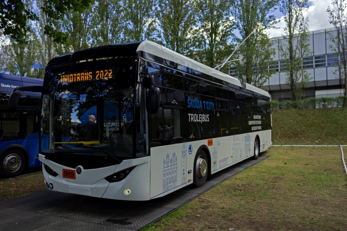 Skoda ist einer der grten Hersteller von Oberleitungsbussen, die traditionell in vielen osteuropischen Lndern stark vertreten sind. Eine der neuesten Baureihen nutzt Wagenksten des trkischen Herstellers Temsa, die auch fr Elektro- und Wasserstoffbusse genutzt werden. Wagen 989, der auf der InnoTrans ausgestellt war, ist anschlieend als Testfahrzeug nach Prag gekommen, wo der Bus mit der Nummer 509 auf der neuen O-Bus-Linie 58 eingesetzt wurde.