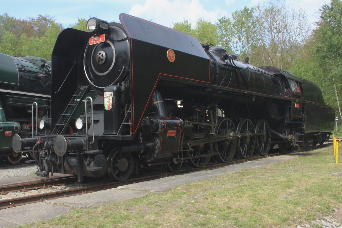 Slechttna (Grfin) 475 111 steht am 11 Mai 2024 ins Bw in Luzna u Rakovnika whrend die Dampftage des dortigen Eisenbahnmuseums.