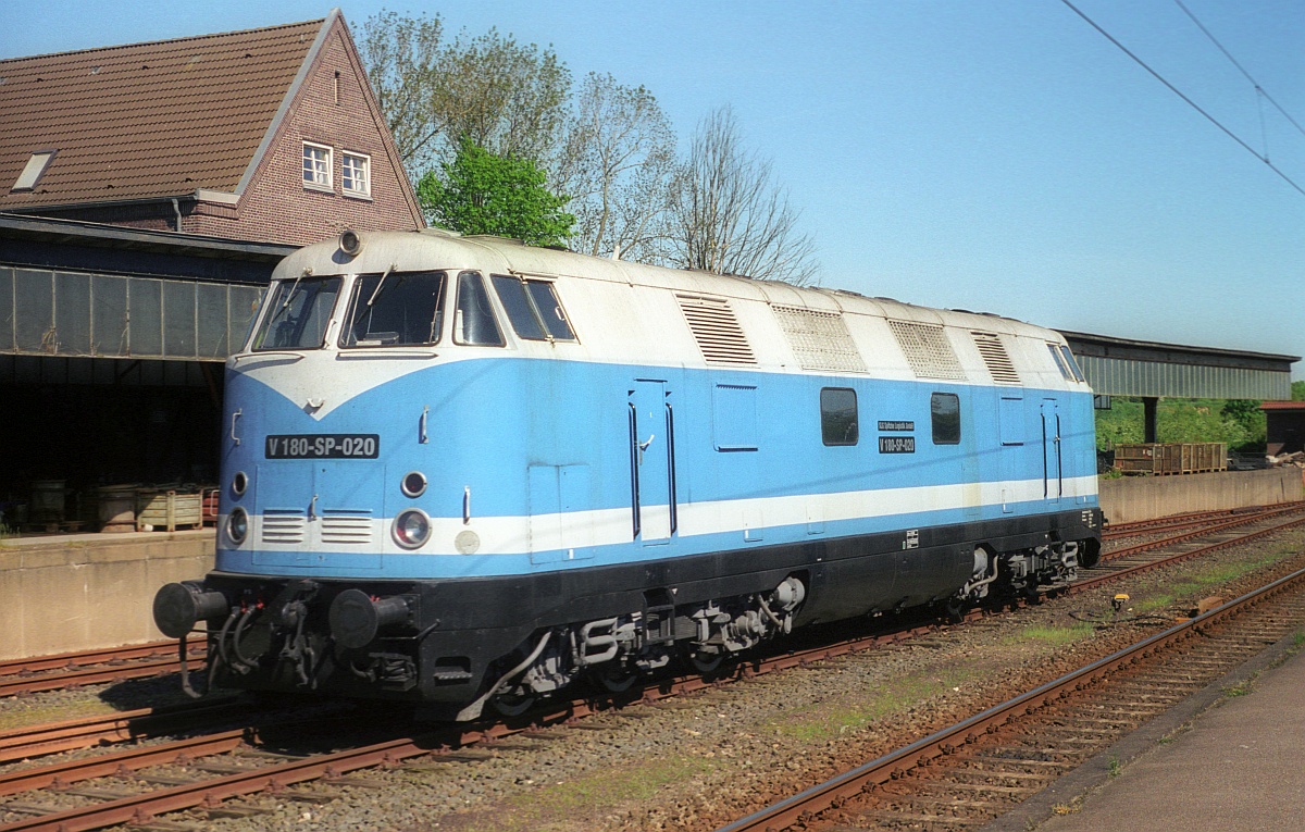 


SLG V 180-SP-020 Flensburg Bahnof 12.05.2000



Hersteller:
LOB
Typ:
V 180
Fabriknummer:
280003
Achsfolge:
C'C'
Baujahr:
1966
Spurweite:
1435 mm
 
Lebenslauf
__.__.1967 
Auslieferung an DR - Deutsche Reichsbahn  V200 203  [Glasfaserkanzel]
__.__.196x 
 	Umzeichnung in  V180 203 
07.03.1967 
Abnahme
07.03.1967 
Indienststellung [Bw Halle (Saale) P]
01.06.1970 
Umzeichnung in  118 203-9 
__.__.1979 
 	Umbau auf normale Front
05.07.1991 
z-Stellung
01.01.1992 
 	Umzeichnung in  228 203-6 
20.04.1992 
Ausmusterung [Bw Zittau]
__.__.1992 
an MEP - Museumseisenbahn Paderborn, Paderborn  228 203-6 
__.__.1994 
 	an ETM - Eisenbahn- und Technik-Museum Rgen GmbH, Binz (Rgen)-Prora  228 203-6 
20.03.1998 
 	an PEG - Prignitzer Eisenbahn GmbH, Putlitz  228 203-6 
__.12.1999 
 	an SLG - Spitzke Logistik GmbH, Grobeeren  V180-SP-020 
__.__.2008
 
 	
an Hafen Halle GmbH, Halle-Trotha  CTHS 
[NVR-Nummer: 92 80 1228 203-6 D-HFH]