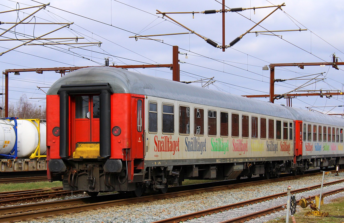 Snälltåget 2.Klasse Wagen der Gattung Bmpz registriert unter A-SNALL 61 81 22-90 064-9. Pattburg 06.03.2022 (andere Seite)