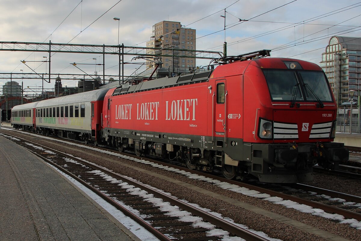 Sn�lltaget 193 288 zieht der aus zwei Wagen bestehender Schnellzug nach Kobnhavn H. aus Malm� Central am 17 Februar 2026. N�r eine Regionalverbindung des Sk�netrafikens und Schnellz�ge zwischen Malm� und Stockholn kommen in bzw gehen aus der oberer Bahnhof von Malm� Central. Die meise Z�ge treffen ins neue unterirdischen Bahnhof (Gleise 1-4) ein.