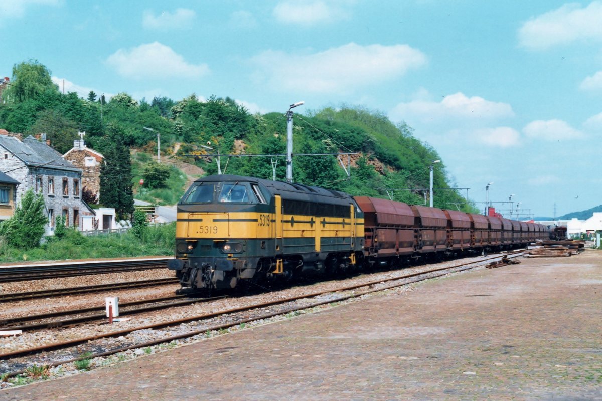 SNCB 5319 schleppt ein Kohlezug durch Andenne am 28 Mai 1996.