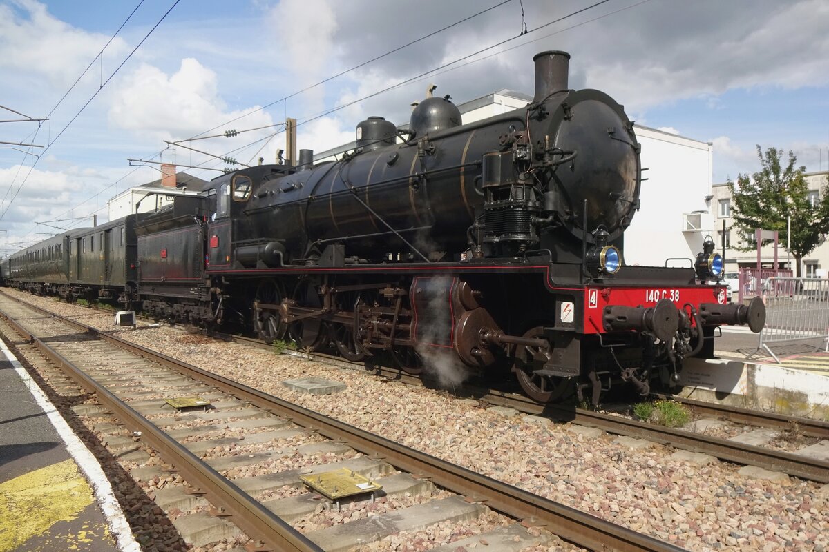 SNCF 140 C-38 steht mit ein Dampfzug der ganzen Tag am 18 September 2021 in Nevers.
