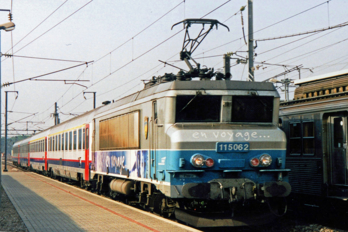 SNCF 15062 zieht NMBS EuroCity 'ETOILE d' EUROPE' durch Bettembourg richtung Metz, STrasbourg und Basel am 20 Mai 2004.