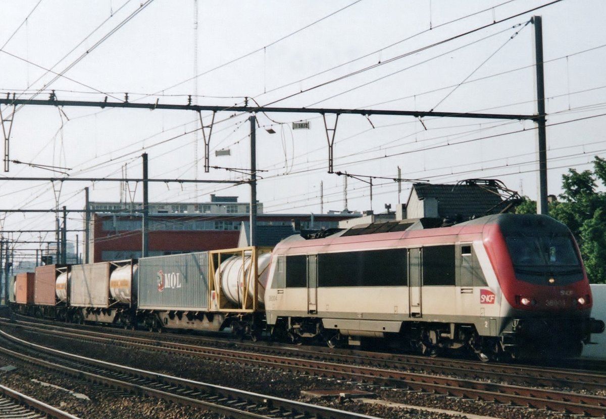 SNCF 36004 durchfahrt Antwerpen-Berchem am Abend von 10 Juni 2006. 