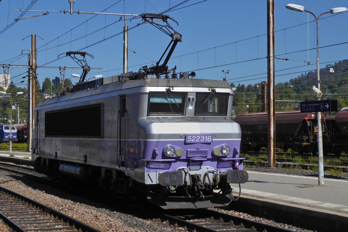 SNCF BB 22316 wartet geduldig am Bahnsteig vom Bahnhof Chambry Challes-Eaux, um an die Personenwagen angehngt zu werden. 22.09.2022 (Hans) 