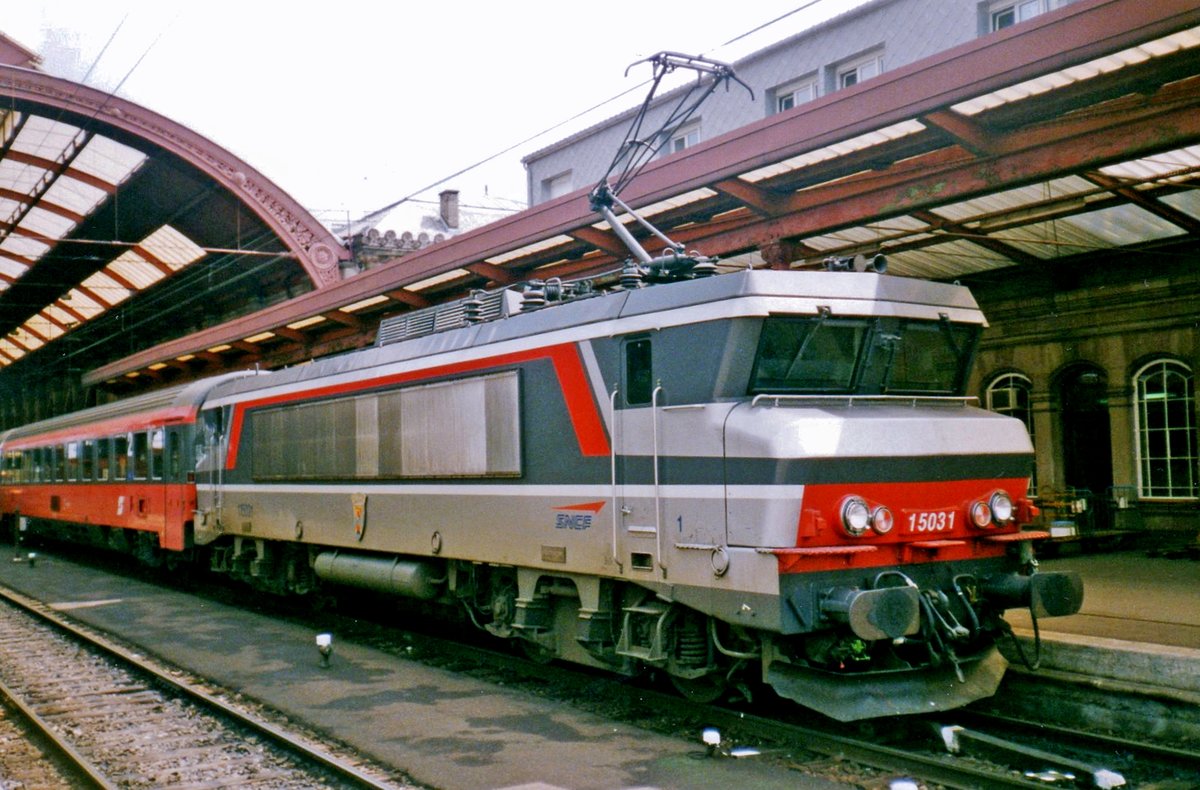 SNCF Nez-cassé 15031 ist met der EC MOZART (Paris Est--Wien West) am 29 Juli 1999 in Strasbourg Central eingeahren. Dort wirdt eine DB 181.2 dieser Zug übernehmen und nach Stuttgart Hbf fahren.