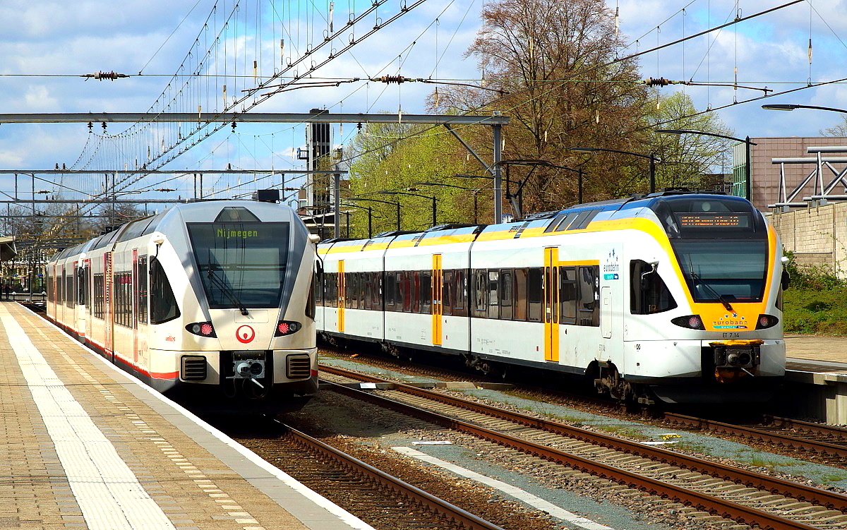 So etwas wie ein Stadler-Familientreffen: Zwei GTW 2/8 der Veolia, die die Maaslijn von Roermond nach Nijmegen betreibt, und der ET 7.14 der Eurobahn nach Hamm/Westfalen begegnen sich am 17.04.2015 im Bahnhof Venlo/Niederlande.