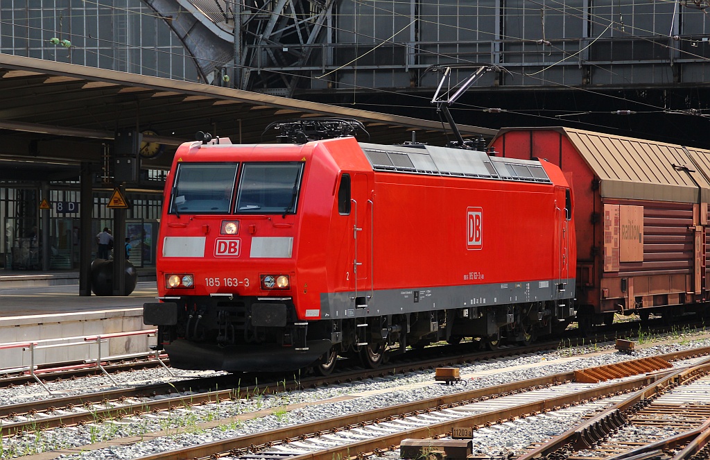 So frisch gewaschen und mit neuer HU sehen die 185ziger doch ganz passabel aus, hier fährt 185 163-3 mit einem ARS Autozug durch den Bremer Hbf. 30.06.12