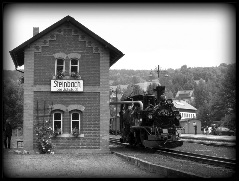 So k�nnte es vor 35 Jahren am 13.07.1978 einmal auf Bildern ausgesehen haben.
99 1542-2 am Wasserhaus in Steinbach am 13.07.2013
